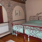 مزرعة للإقامة Il Giardino Degli Ulivi